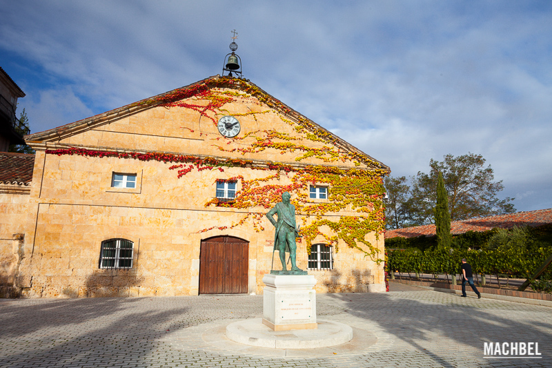 If you're wondering where to stay in Salamanca Spain that has a ton of great attractions, events, and is outside the city, Hacienda Zorita is the place to go.