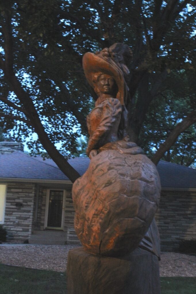 Statue of Madame Clifford in Saint Paul